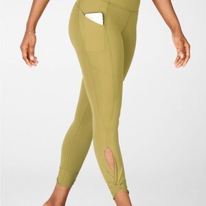 Fabletics Oasis High Waisted Twist 7/8 Leggings
